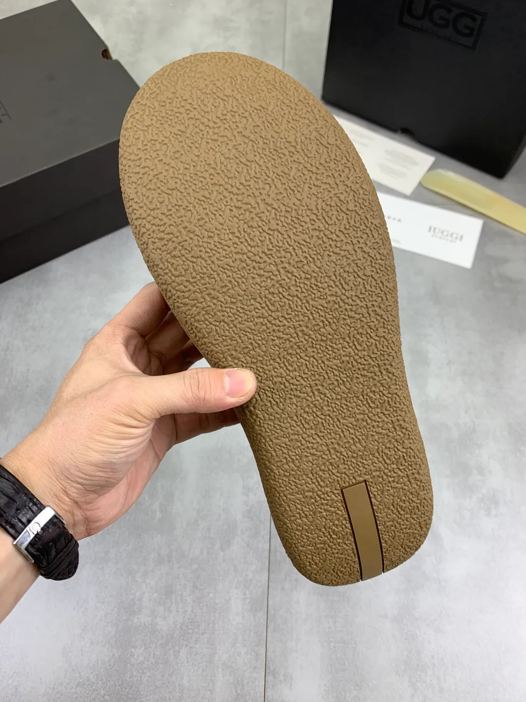 Men's men's shoes 💰P560 New arrival 🆕🆕🆕 IUGGI A pair of handsome Martin boots that want to be "welded" to the feet. Sheep fur lining is comfortable and warm. The anti-slip performance is even better. Matte cowhide with super comfortable stretch velvet. ➕Fine handmade stitching to keep your feet from freezing in the winter. Must be arranged! Perfectly interpreting the essence of Chelsea, trendy and fashionable, casual and versatile. Size: 39-44
